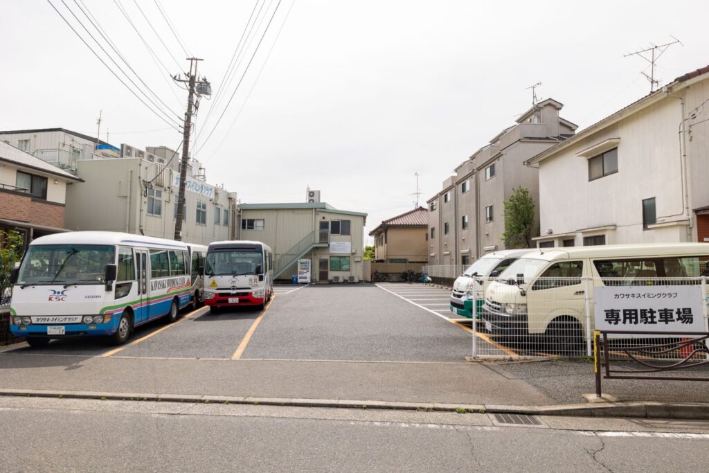 プール外観・バス側駐車場